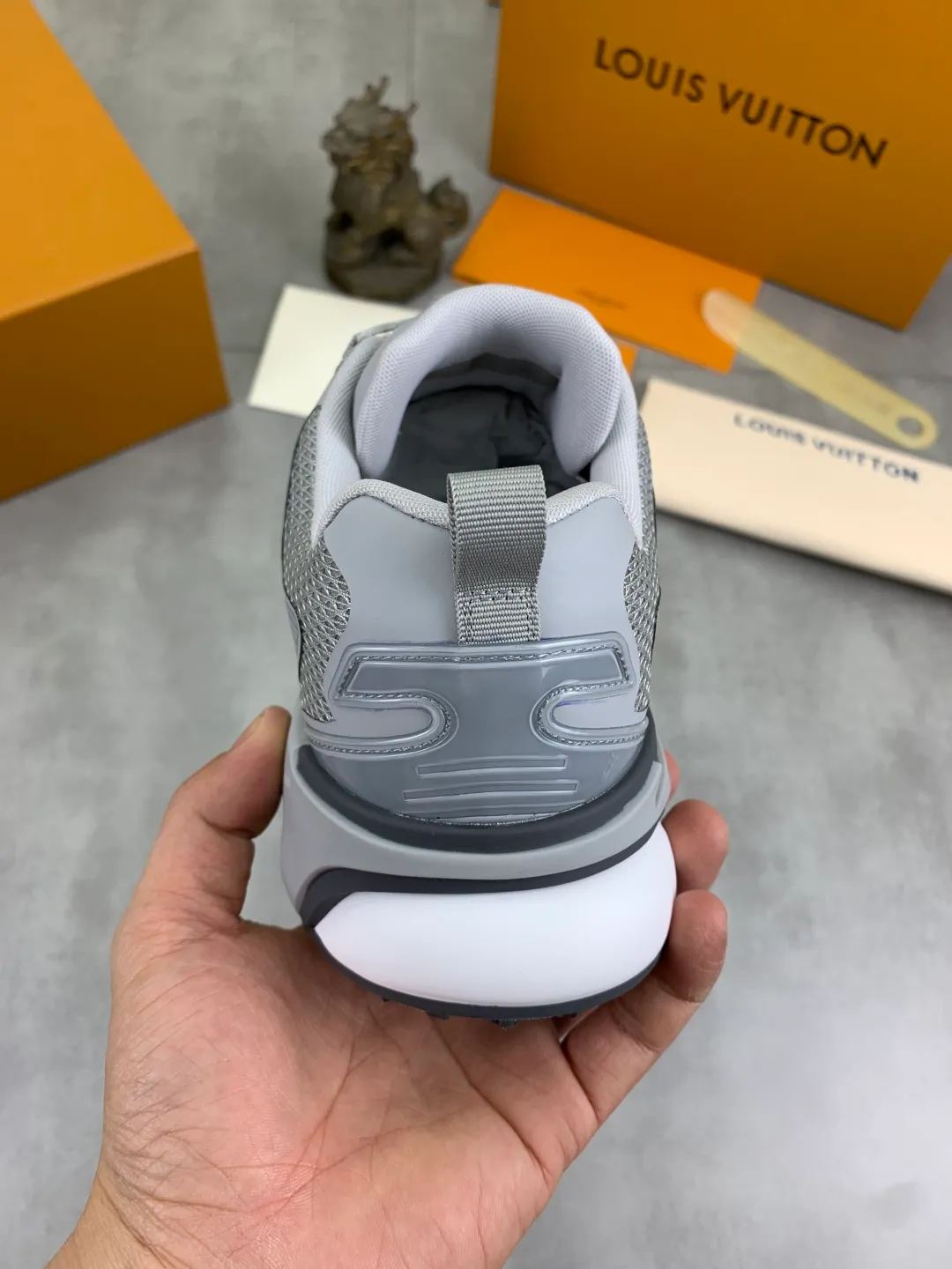 Men's Men's Shoes💰P740 New High Version LV Louis Vuitton L Jialu Brand Runner Tatic Series Thick Sole Casual Sports Shoes Running Shoes Original Purchase Development Production This LV Runner Tatic sports shoe combines technical materials such as mesh fabric and ribbons to interpret the inspiration of traditional mountaineering shoes. LV letters are written on one side, the lariat buckle of the quick lacing system is embellished with Monogram flowers and Louis Vuitton logos, and the light and wear-resistant rubber outsole completes the whole package. The delivery counter is beautifully packaged🛍📦 ▪️Fabrics: Original imported custom technical fabric + mesh ▪️Inner lining: Original customized breathable mesh ▪️Sole: Original open-molded anti-slip rubber combination material ▪️Sole thickness: 4CM ▪️Size: Men's 39-44 (38 45 (customized)